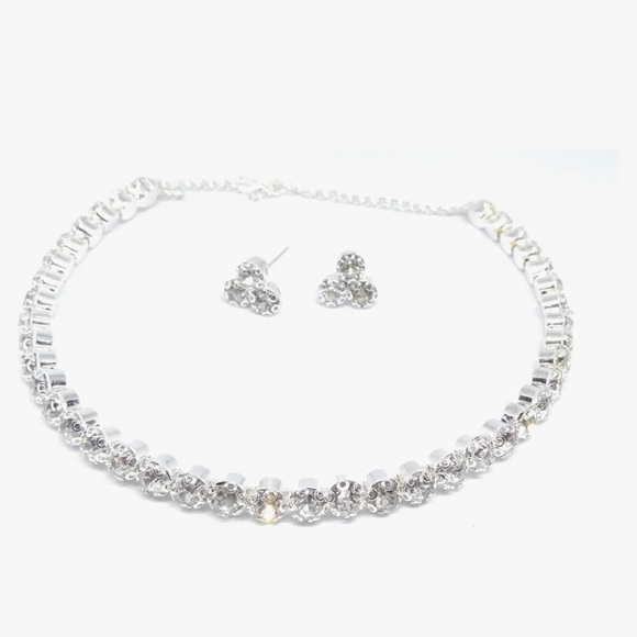 American Diamond luxurious and stylish stone necklace set with matching earrings - Picture 3 of 8